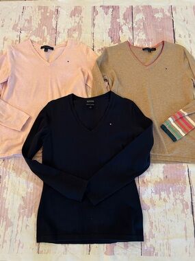Bundle Tommy Hilfiger Women’s V-Neck Sweater Trio Pink, Navy Camel
